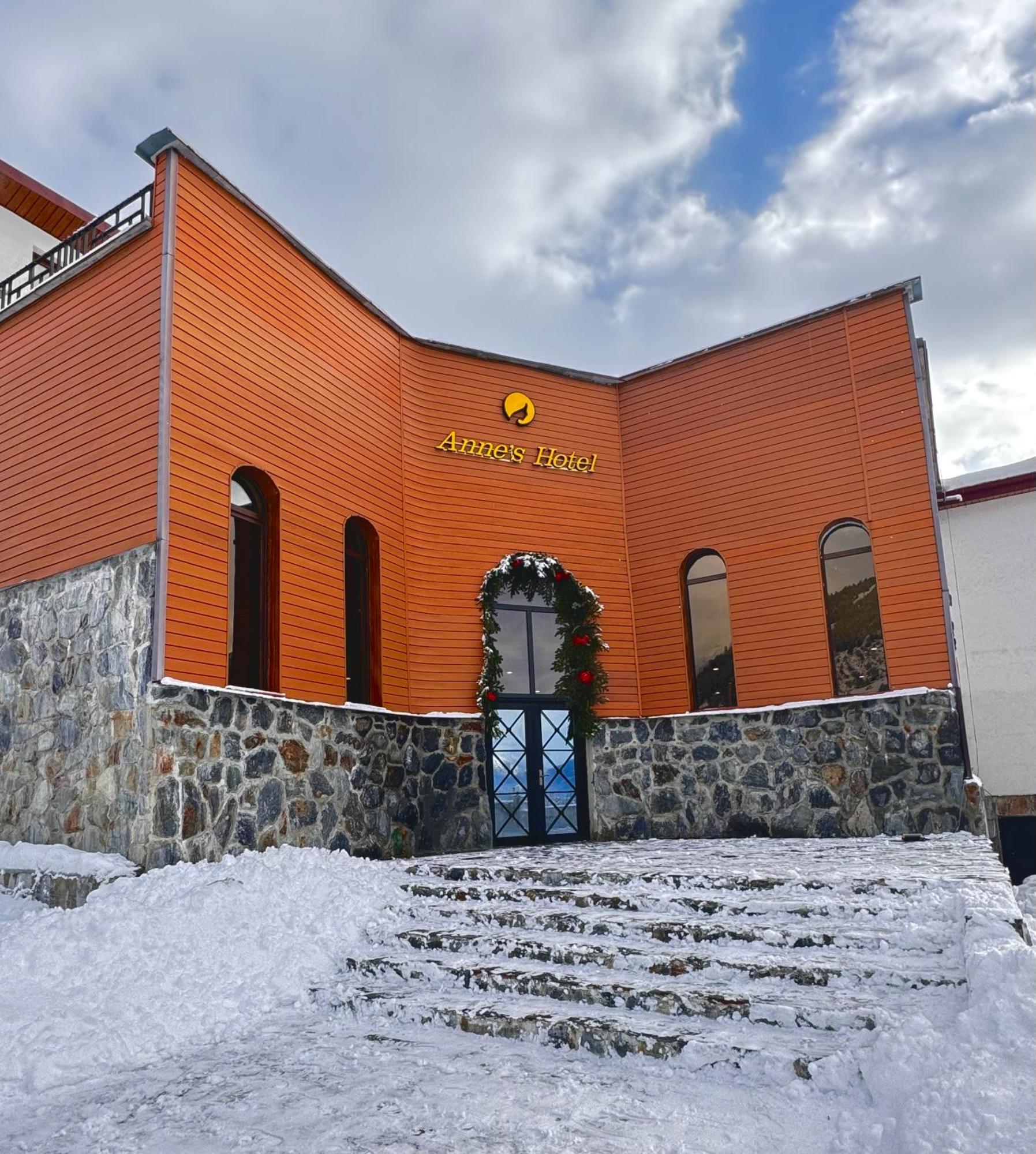 Anne'S Hotel In Mestia Buitenkant foto